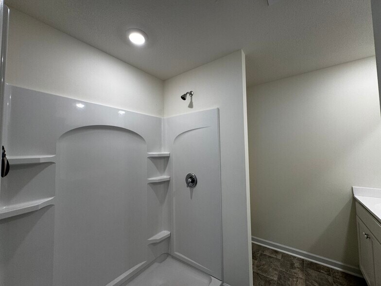 Building Photo - 1131 Clearwater Ln