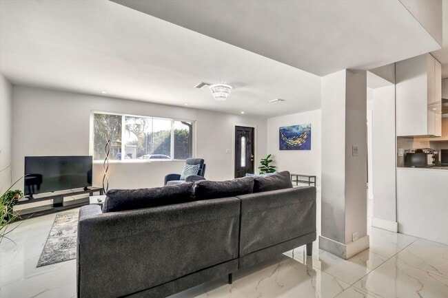 Building Photo - Single Family Home in Non HOA East Boca Raton