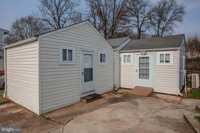 Building Photo - 232 Cabbel Dr