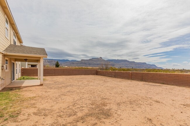 Building Photo - Beautiful Two Story House