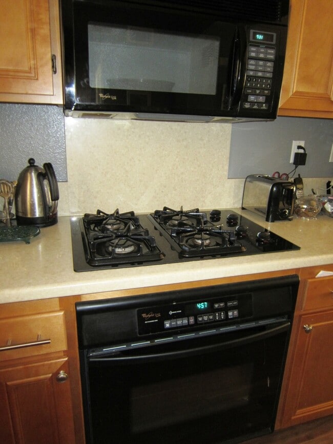 Building Photo - ESCALA - Luxury 2 / 2.5 Townhouse + 2 Car Garage in Gated Escala Community