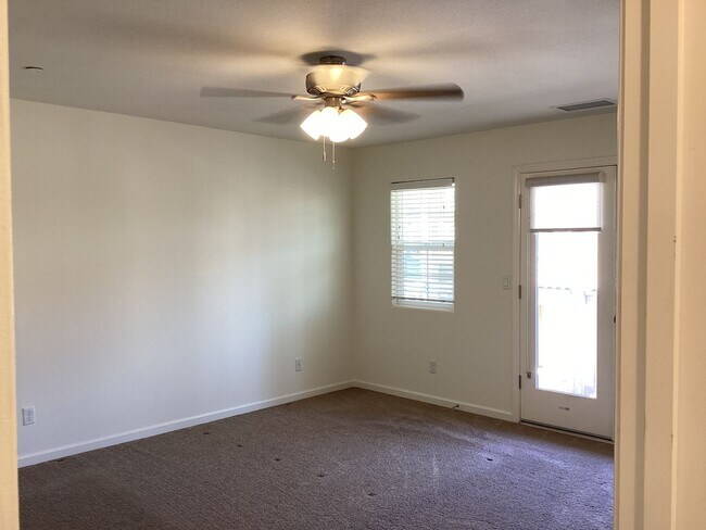 Building Photo - 2573 Daisy Dr