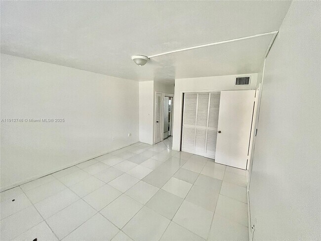 Building Photo - 1550 NE 191st St