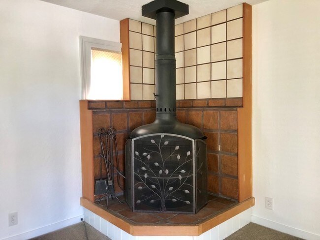 Building Photo - Adorable Home For Rent In Tahoe Park South