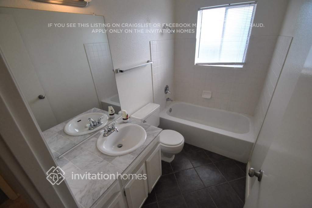 Building Photo - 3502 W Voltaire Ave