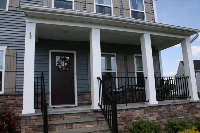 Building Photo - Large 4 bedroom home