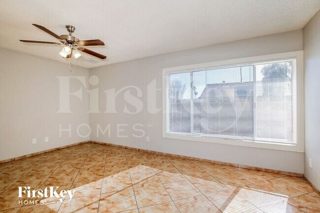 Building Photo - 2733 E Larkspur Dr