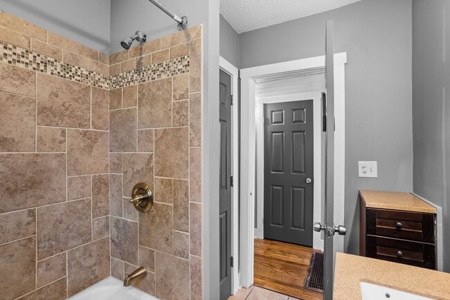 Building Photo - 1 Bedroom 1 Bath Duplex in the Heart of Auburn