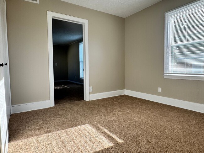 Building Photo - Recently updated spacious 2 bedroom with flex space and fenced backyard