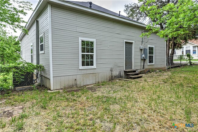 Building Photo - 702 N 8th St