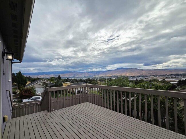 Building Photo - 3950 NE Vista del Rey Dr