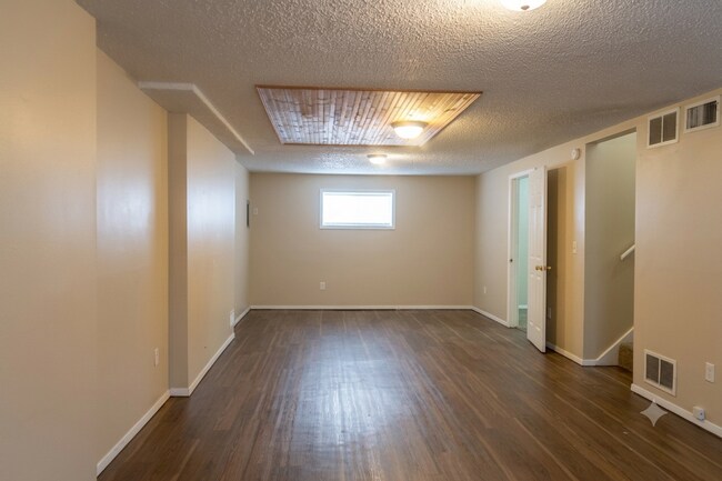 Building Photo - Spacious 3 Bedroom