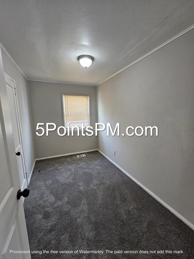 Building Photo - 4332 E 143rd St