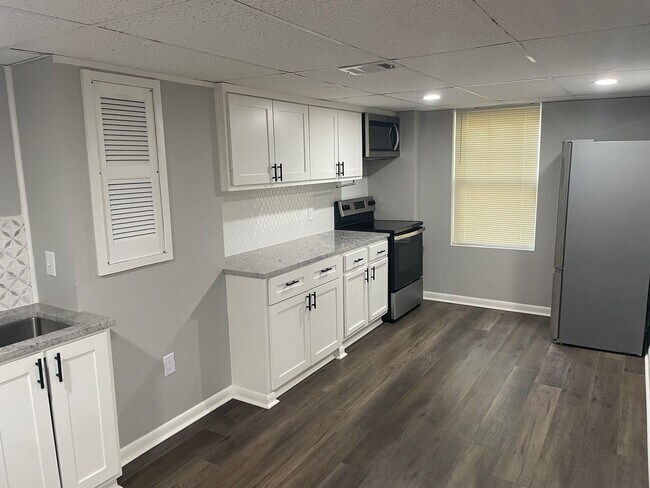 Building Photo - 2 Bedroom 1 Bath Duplex Utilities Included