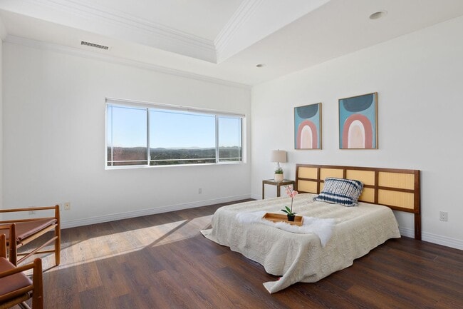 Building Photo - Spacious 7-Bedroom Home with Ocean Views i...