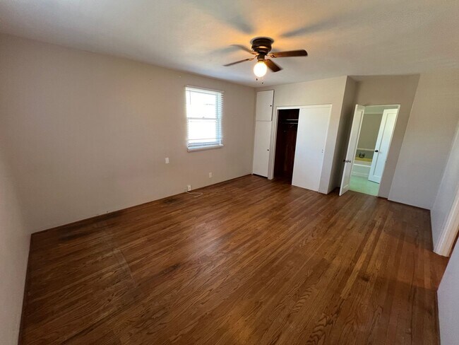 Building Photo - Tyler & Maryland Duplex
