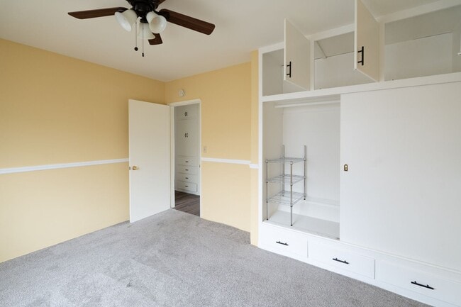 Building Photo - 207 Mayflower Ave