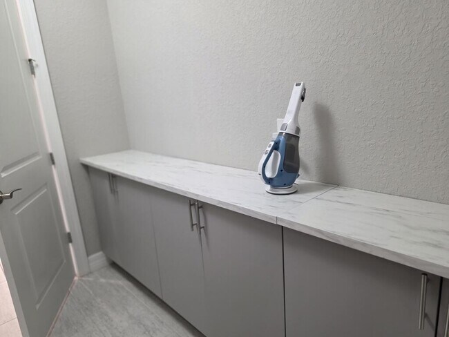 Building Photo - 527 SE Vallarta Dr