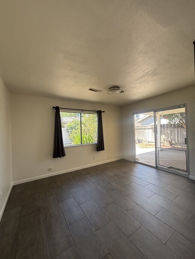 Building Photo - Modesto 3 Bedroom 2 Bathroom Home