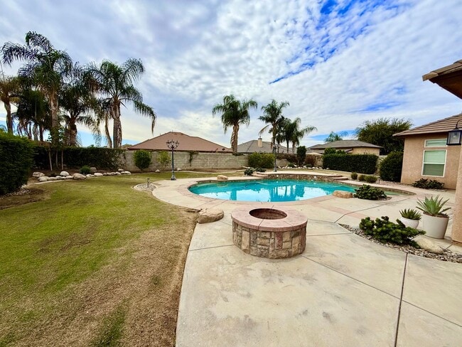 Building Photo - Stunning Silver Oak Ranch Home!