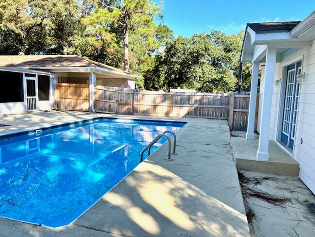 Building Photo - Corner lot in Huntleigh Woods