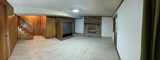 Building Photo - 606 Doe St