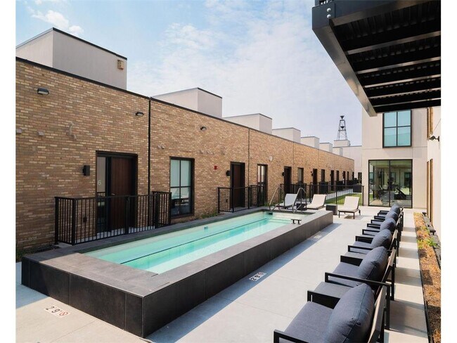 Building Photo - 122 West Dr