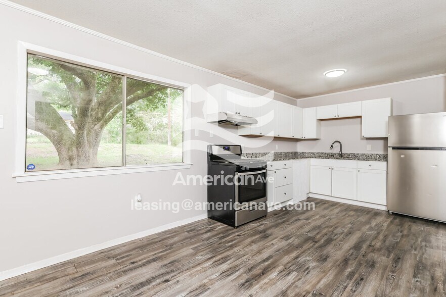 Building Photo - 471 Queen Theresa Ln