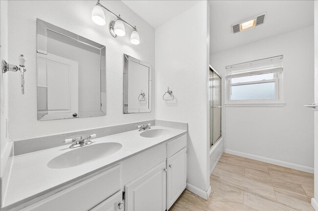 Building Photo - 5025 Romford Dr