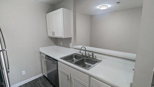 Building Photo - 2904-2914 W. Florida St-1bd/1ba