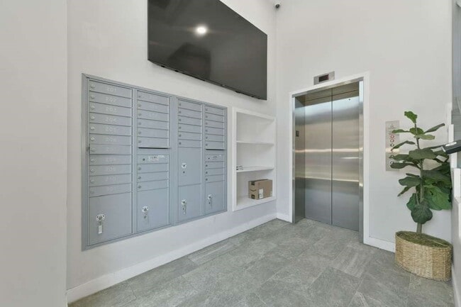 Building Photo - 64 Market St