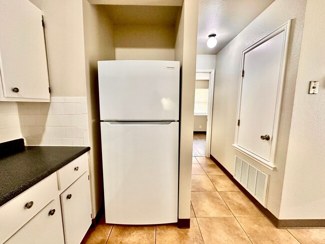 Building Photo - Cute 2-Bed Home with Hardwood Floors and G...