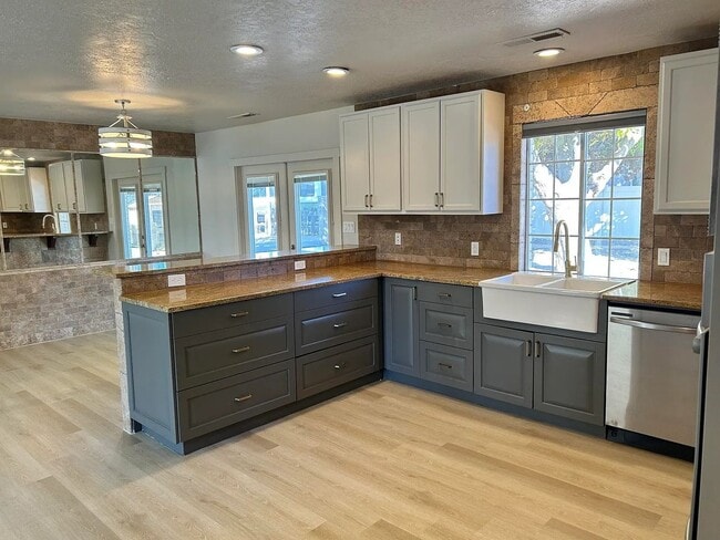 Building Photo - Gorgeous Santa Clara Home with Stunning Ki...