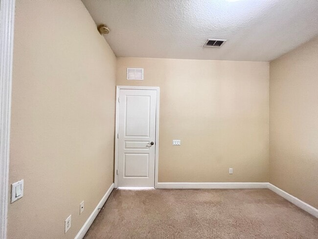 Building Photo - Great townhouse -  available now!