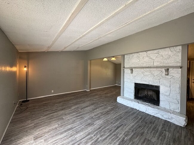 Building Photo - All New Inside, 3 bed 2 bath , no carpet, detached garage and fenced yard in Norman!