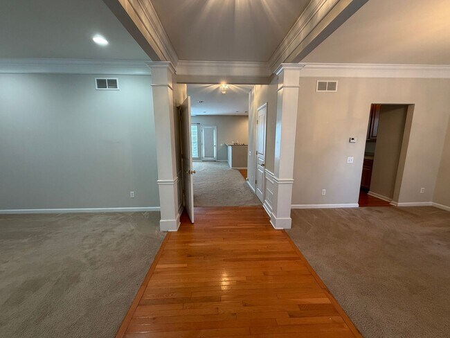 Building Photo - COMING SOON 8/8 | Spacious 3-Bedroom Townhome in Desirable Windsor Ridge
