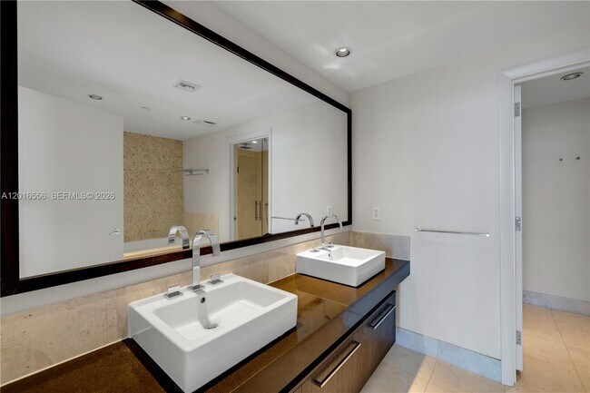 Building Photo - 17121 Collins Ave