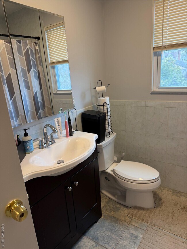 Building Photo - 222 Colonial Ave