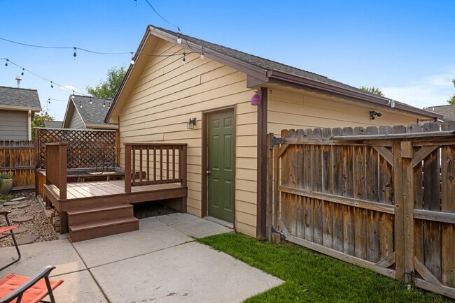 Building Photo - Gorgeous 4 Bed / 3 Bath Home on Hermione Lane!