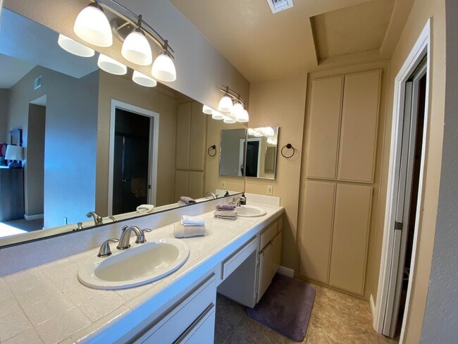 Building Photo - 45384 Driftwood Dr