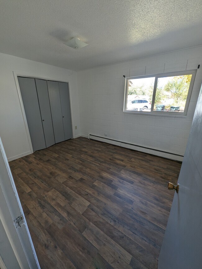 Room 2 - 275 W Parkview Dr