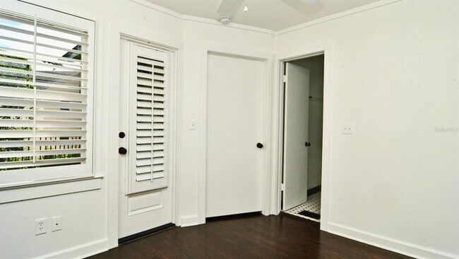 Building Photo - 544 N Knowles Ave