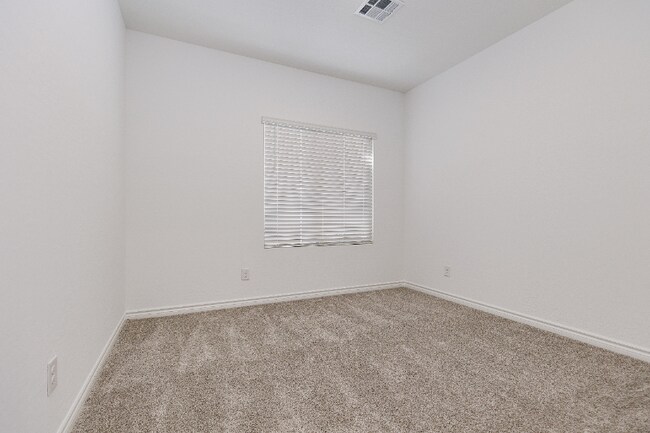 Building Photo - 600 N Carriage Hill Dr