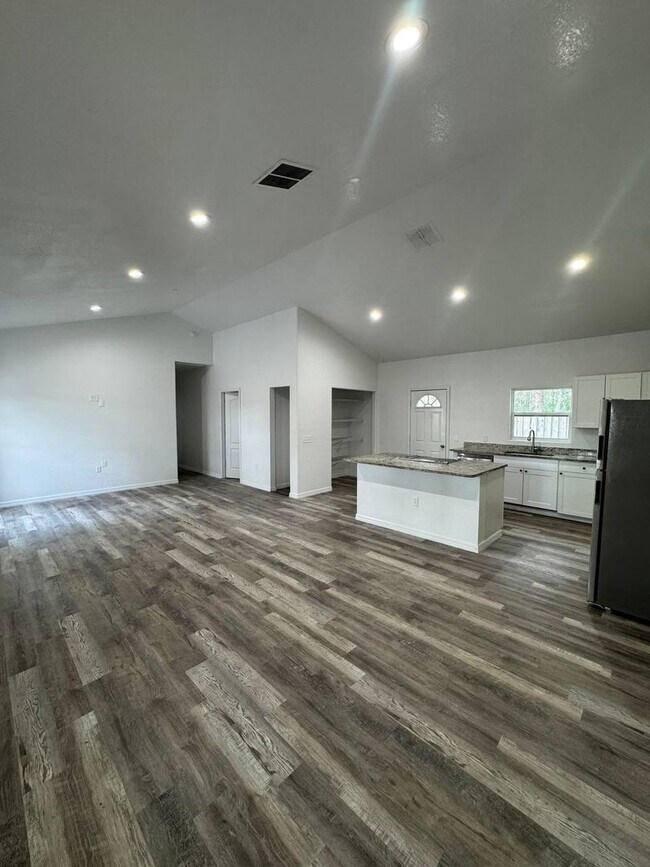 Building Photo - Spacious 3-Bedroom Home with a Charming Backyard in Lakeland, FL!