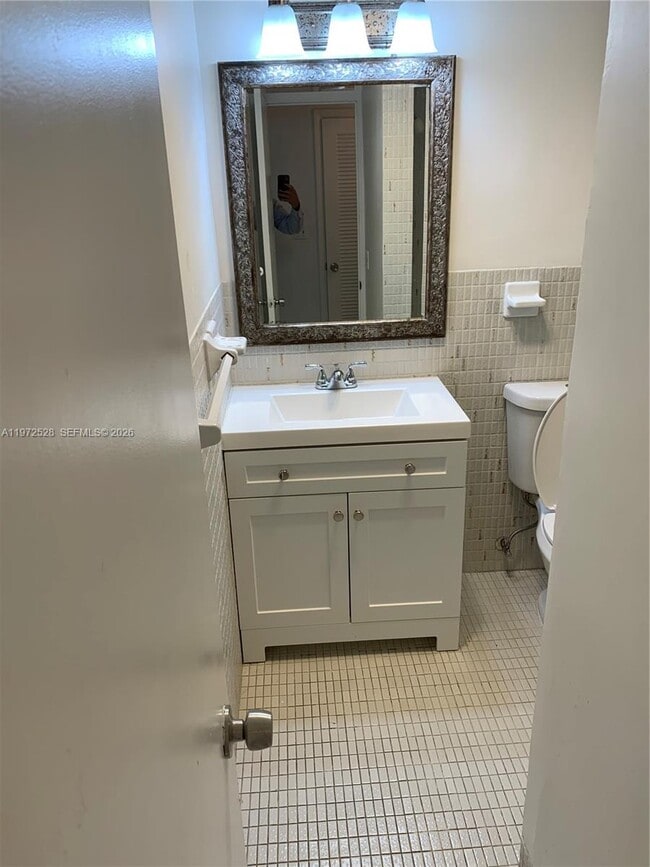 Building Photo - 2861 Leonard Dr