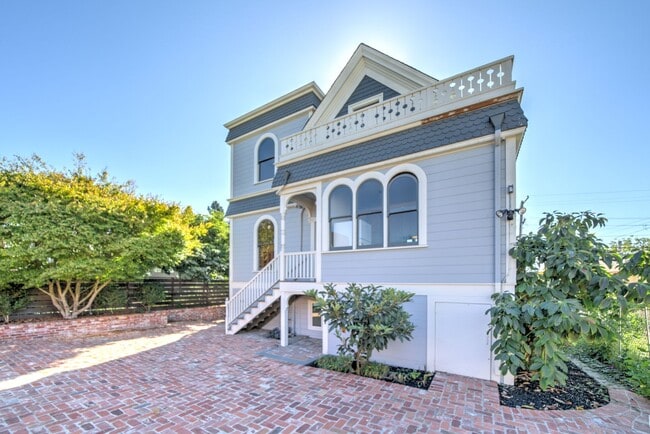 Building Photo - 2225 Blake St