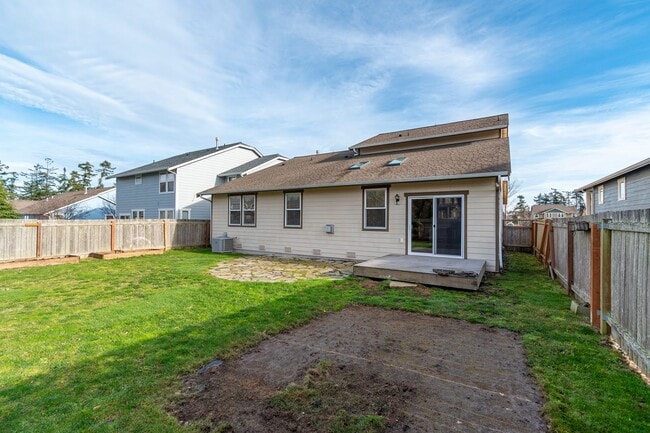 Building Photo - Spacious 3 Bedroom Plus Office with AC, Gas Fireplace and Fenced Backyard