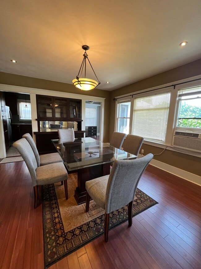 Building Photo - House: 2 Bedroom with Den , 2 Bath and pri...