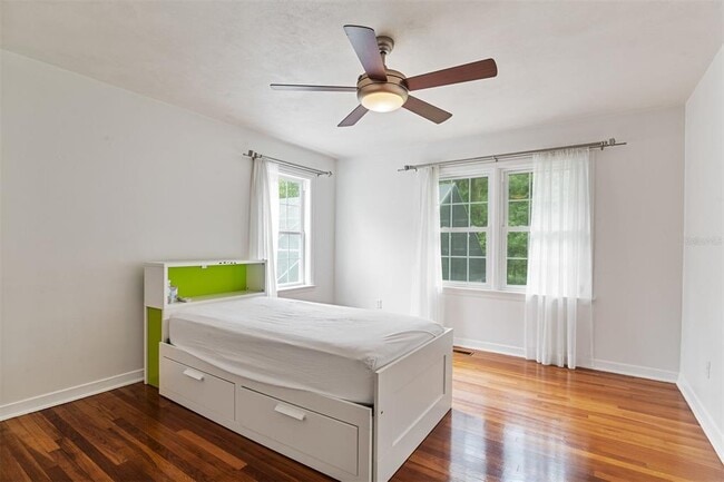 Building Photo - 2506 SW 9th Dr