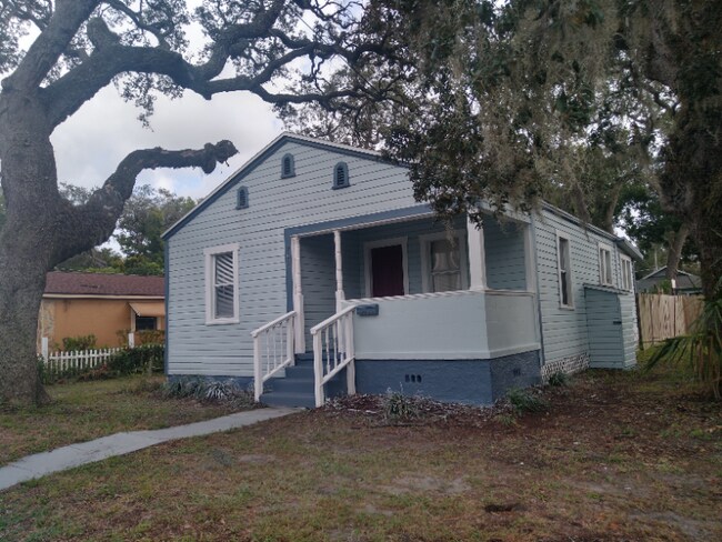 Building Photo - 905 E Osborne Ave